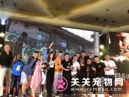 《战狼2》导演、主角吴京举起酒杯与袁仁国开心畅饮茅台酒