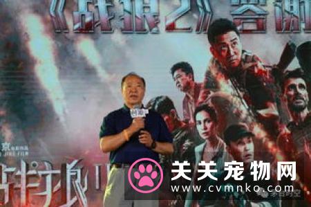 《战狼2》导演、主角吴京举起酒杯与袁仁国开心畅饮茅台酒