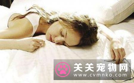 总觉得睡觉时呼吸困难，床边装了个摄像头才发现罪魁祸首